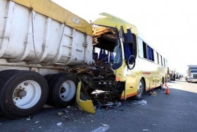 Impacta camión de pasajeros