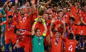 Claudio Bravo levanta el trofeo del Centenario