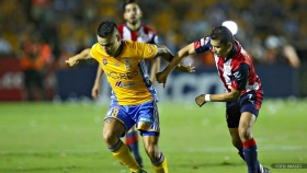 Tigres viene de atrás y empata a Chivas