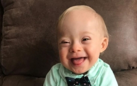 Lucas Warren, de un año, fue elegido por su sonrisa y gracia entre 140 mil participantes, 