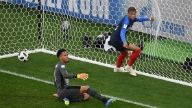 Francia gana a Perú por la mínima