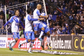 Puebla le pega al campeón