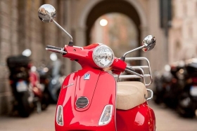 El emblem&aacute;tico scooter nacido en 1946 Vespa celebra su Aniversario