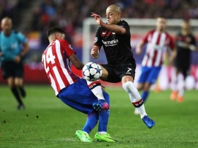 Atlético de Madrid elimina a Leverkusen de &quot;Chicharito&quot;