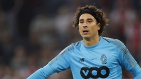 Standard de Lieja gana con Ochoa