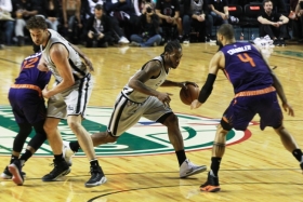 Suns vence 108-105 a Spurs