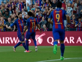 Barcelona gana y sigue en la cima