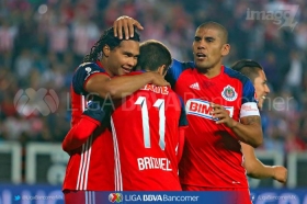 Tuzos y Chivas dividen puntos
