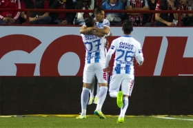 Pachuca gana y es líder