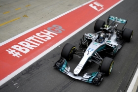 Mercedes domina los libres en Silverstone