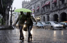 Evite conducir a alta velocidad en carreteras cuando se presenten lluvias torrenciales