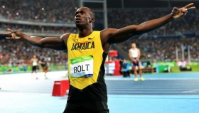 Usain Bolt logra oro en 200 metros