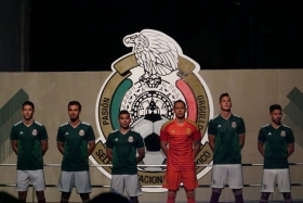 Presentan nueva playera del TRI