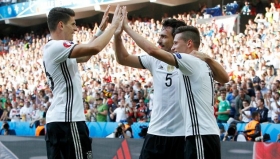 Gómez y Hummels festejan el gol de Draxler 