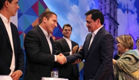 Osorio Chong pide compromiso a legisladores locales