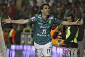 León derrotó a Gallos con goles de Boselli