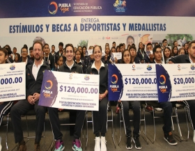 Entregó estímulos y becas a 144 atletas