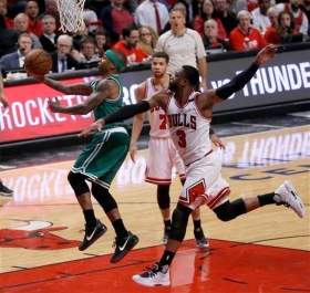 Celtics pone 1-2 la serie con Chicago en el Este