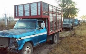 Aseguran camionetas con combustible