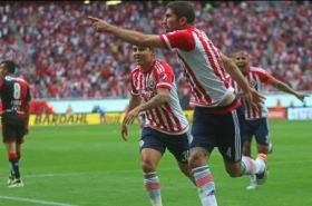 Chivas gana de último minuto