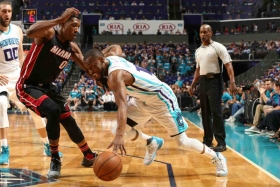 Charlotte y Blazers empataron sus series