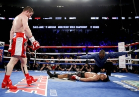 “Canelo” Álvarez vence por nocaut a Khan