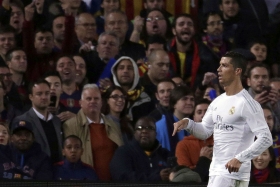 Denuncian cantos homófobos contra Cristiano en Camp Nou