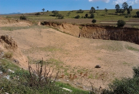 Encuentran cuerpo en barranca