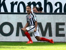 Marco Fabián vuelve a mojar