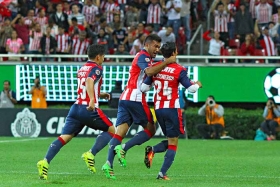 Chivas gana a Jaguares y sube posiciones