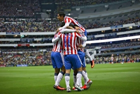 Chivas baila al América en el Azteca