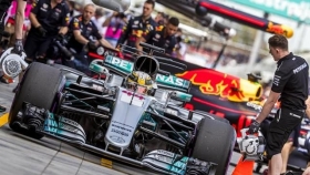 Lewis Hamilton vuela en la calificación del GP de Australia