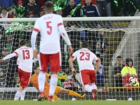 Suiza gana la ida ante Irlanda del Norte