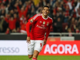 Raúl Jiménez marca en goleada de Benfica