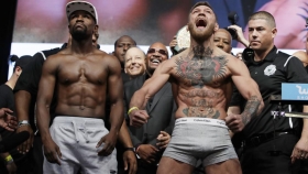 Mayweather y McGregor superan primer asalto; libran la báscula