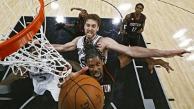 Los Rockets humillaron a los Spurs en su propia casa
