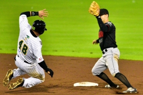 Desempluman en 3 outs a Pericos