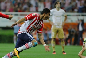 Chivas convence y golea a Pumas