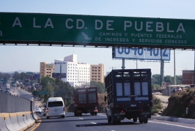 Choque entre trailers detiene tráfico en la autopista