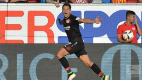 “Chicharito” marca triplete y gana Leverkusen