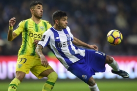 Porto gana y sigue como líder