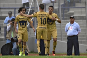 Pumas goleó a Gallos